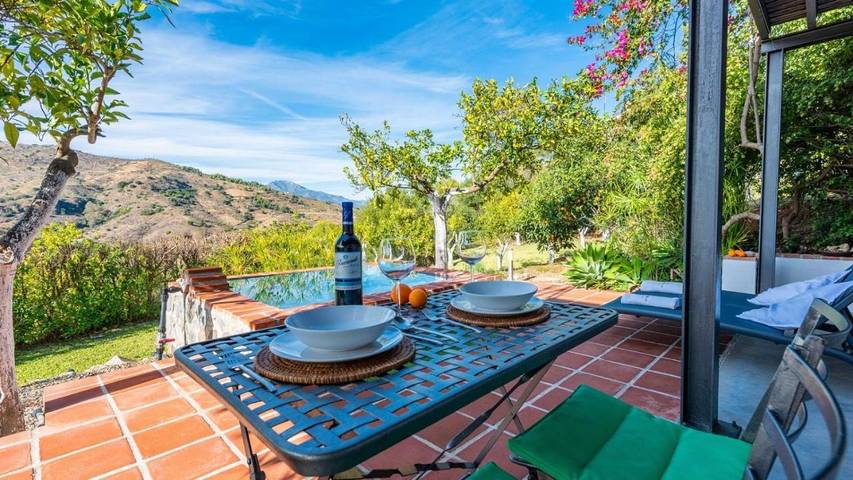 Casa rural para 2 personas, con jardín y piscina en Guaro 