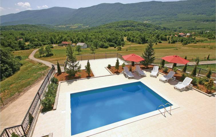 Gemütliche Ferienwohnung mit Pool, Terrasse und WLAN in Crni Kal, Lika-Senj