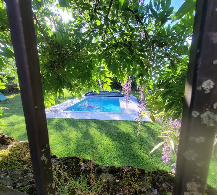 Gîte pour 8 personnes, avec terrasse ainsi que piscine et jardin