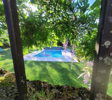 Gîte pour 8 personnes, avec terrasse ainsi que piscine et jardin à Miers