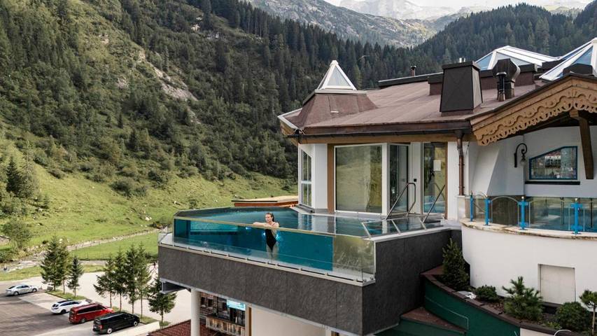 Hotel, mit Balkon und Whirlpool sowie Terrasse und Pool am Hintertuxer Gletscher