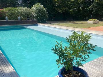 Gîte pour 8 personnes, avec piscine ainsi que terrasse et jardin, adapté aux familles à Nalliers
