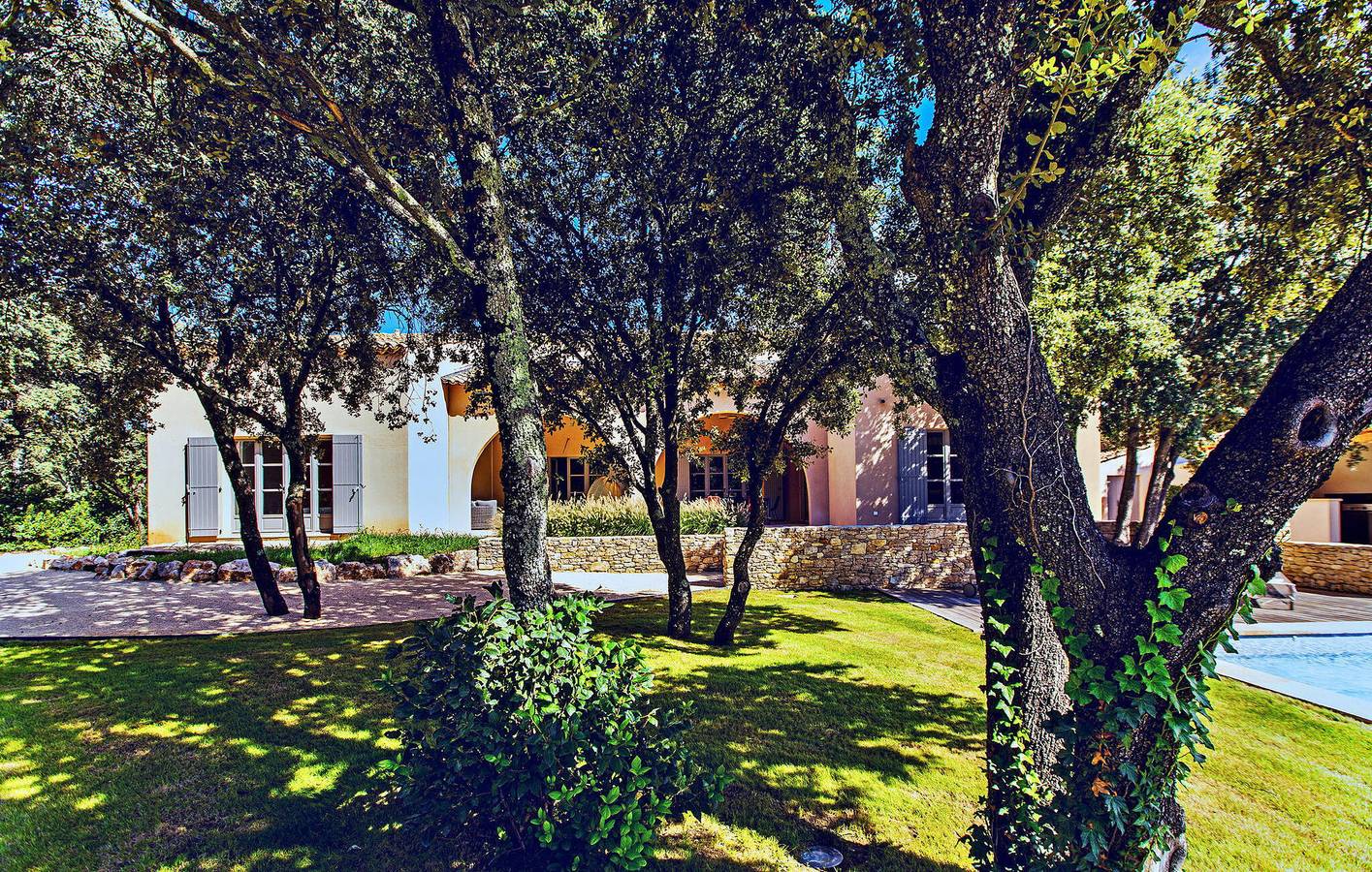 Luxuriöse Wohnung mit Pool und Parkplatz, 1,5 km von Saint-Siffret entfernt in Saint-Siffret, Nimes und Umgebung