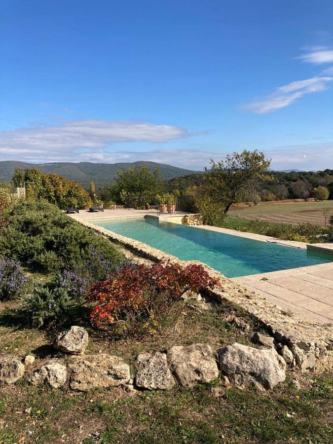 Location de vacances pour 4 personnes, avec vue ainsi que jardin et piscine à Ampus