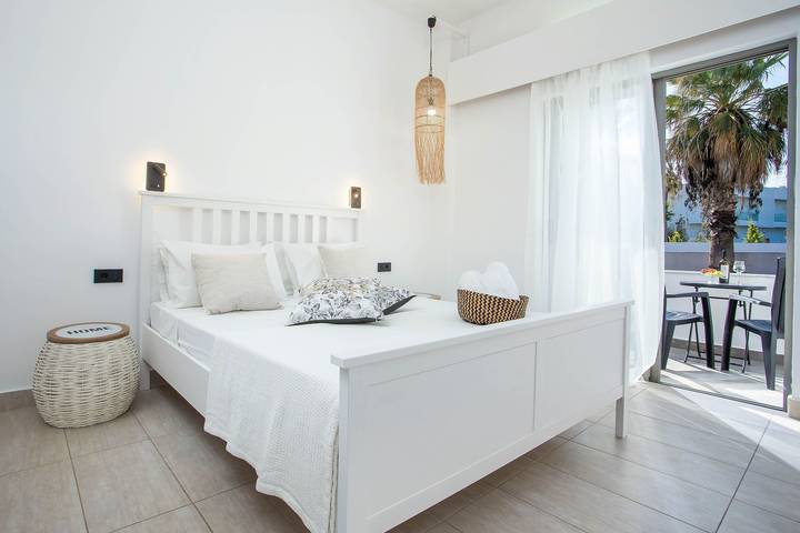 Holiday rental for 2 people, with pool and terrace as well as garden in Faliraki