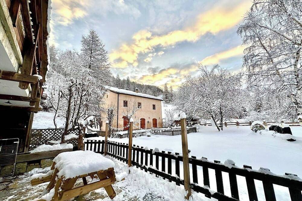 Entire apartment, Casa-Le Toussiard apart dans chalet St-Véran 4-6p in Saint-Véran, Queyras