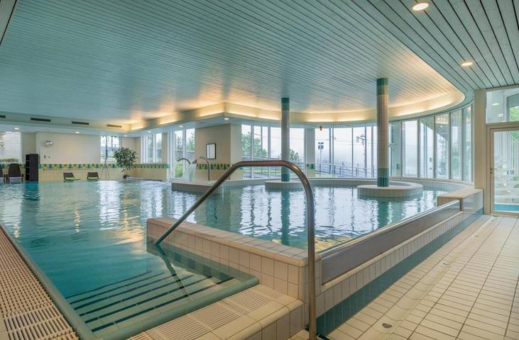 Hôtel pour 4 personnes, avec jacuzzi et piscine ainsi que jardin et sauna, adapté aux familles