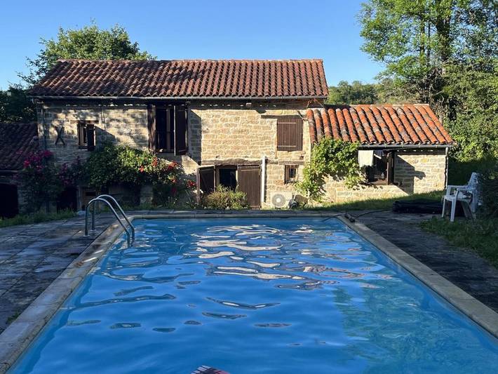 Gîte pour 2 personnes, avec vue ainsi que terrasse et piscine à Espinas