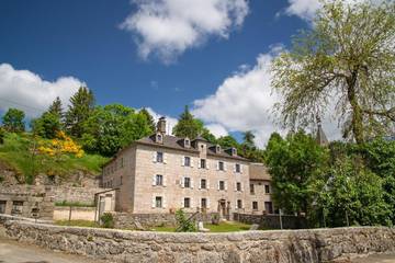 Gîte pour 10 personnes, avec jacuzzi et sauna ainsi que terrasse et jardin, animaux acceptés dans Lozère