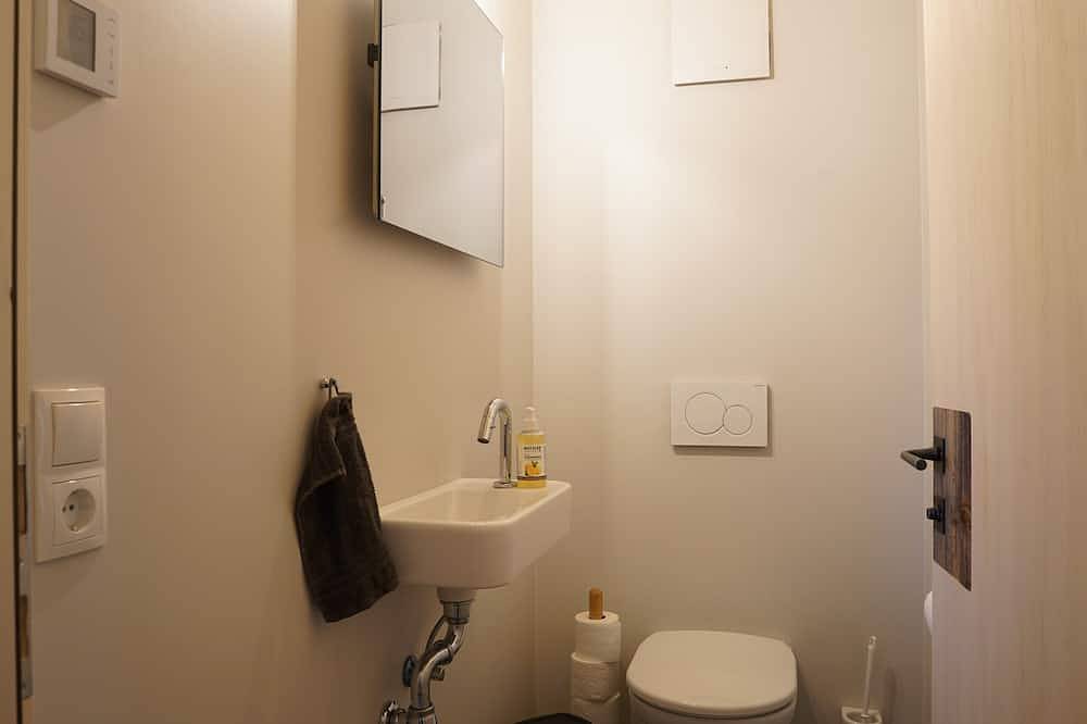 Moderne Ferienhütte in ruhiger Alleinlage am Fuße des Hirschberg, mit Terrasse in Bizau, Bregenzerwald