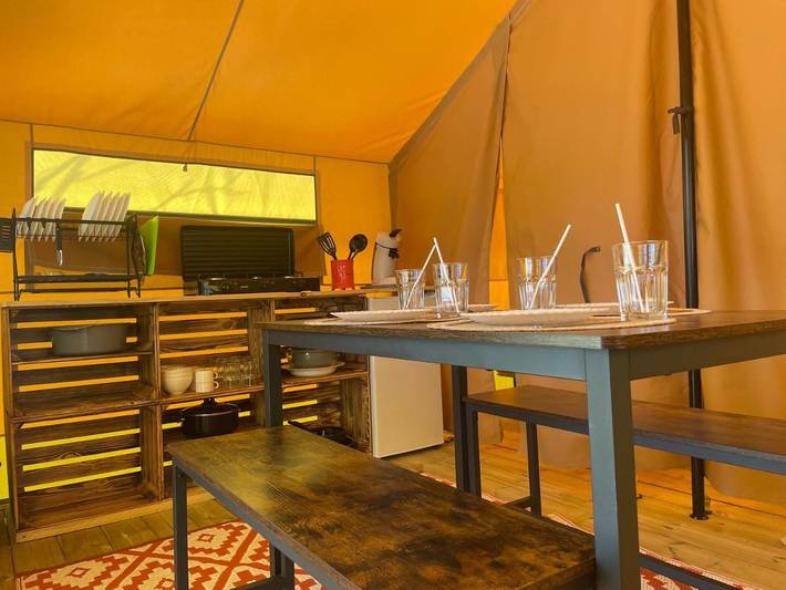 Tente pour 4 personnes, avec Terrasse ainsi que Jardin et Vue à Chauzon