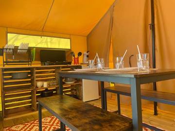 Tente pour 4 personnes, avec terrasse ainsi que vue et jardin, animaux acceptés en Ardèche