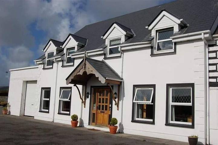 Vacation rental for 12 people, with terrace and yard in Ireland