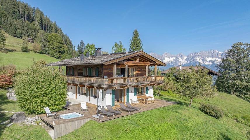 Chalet für 8 Personen, mit Balkon und Whirlpool sowie Terrasse und Garten in Kitzbühel