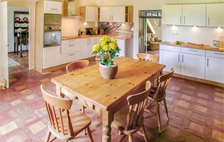 Apartamento con jardín junto a la piscina, TV y aparcamiento, a 1 km del río in Souvigné, Región de Niort