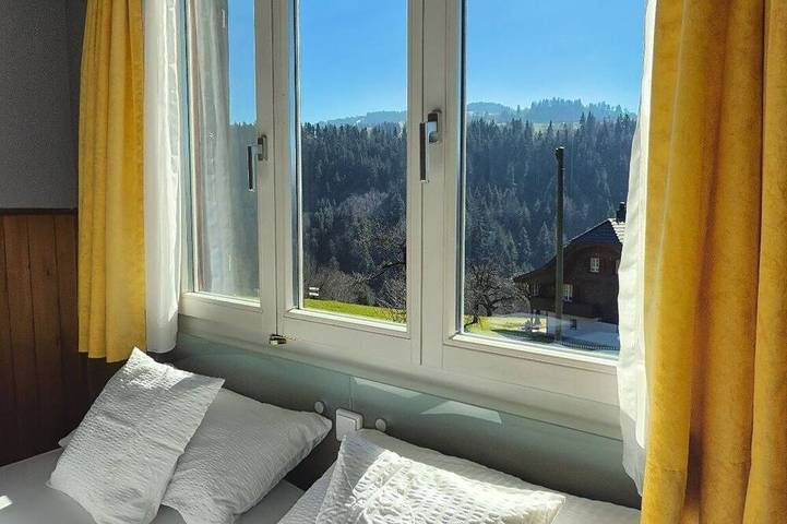 Geheel appartement, Time out for families - modern apartment near Lake Thun, Emmental and the Alps in Fahrni b. Thun, Fahrni