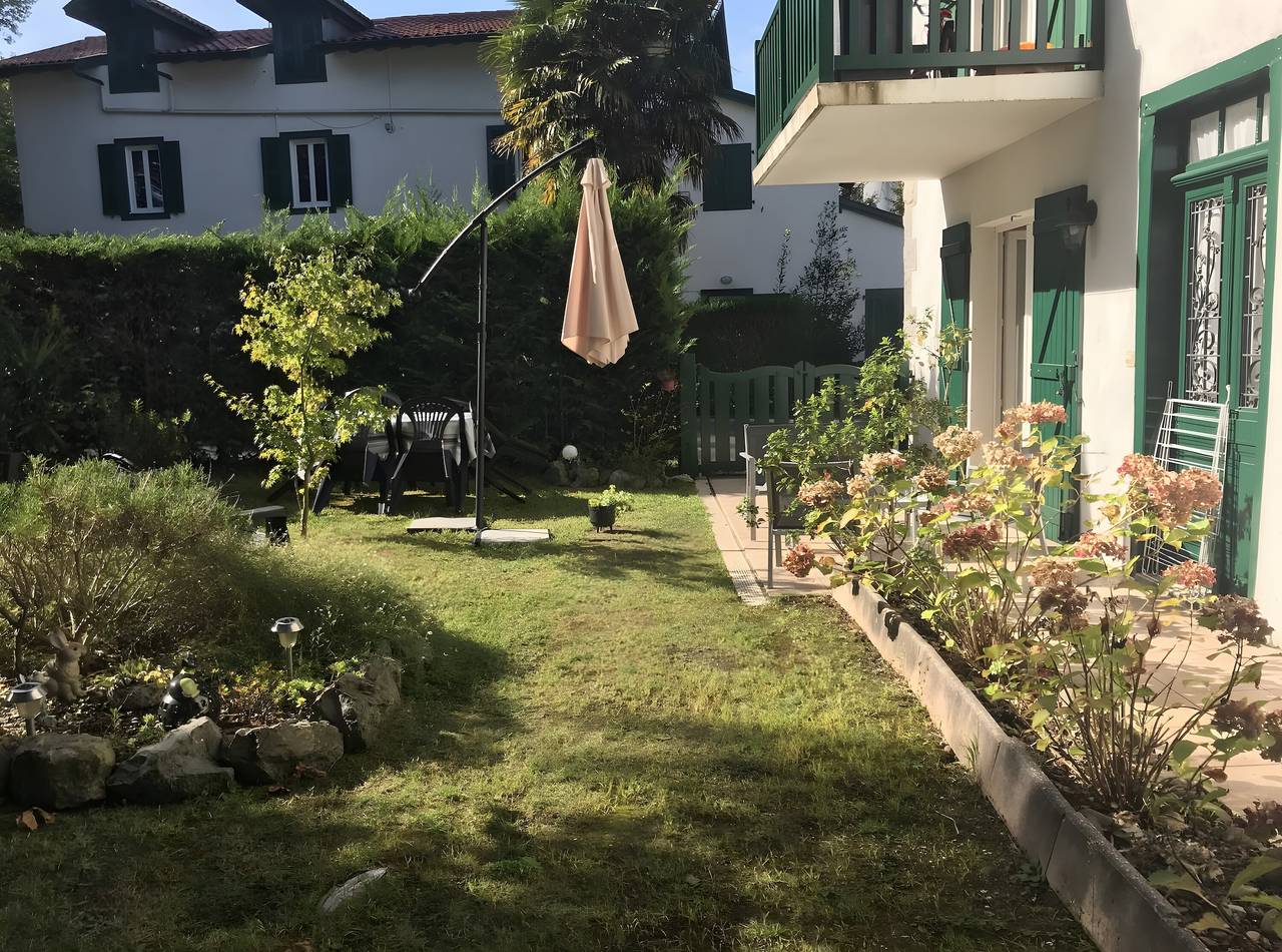 Apartamento entero, Apartamento 'Etxexuria' con terraza privada, Wi-Fi y aire acondicionado in Cambo-les-Bains, Region de Bayona