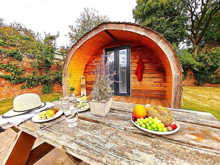 Glamping for 5 people, with Garden in Staffordshire
