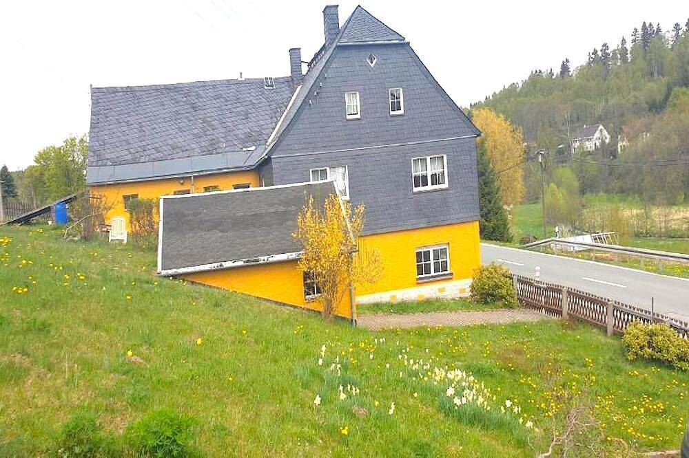 Ferienhaus in Bärenstein bei grünen Hügeln in Bärenstein, Erzgebirge