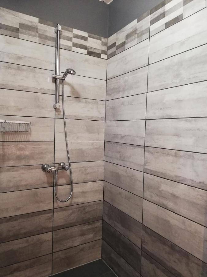 Location de vacances pour 6 personnes, avec vue ainsi que terrasse et jardin à Nauviale - 4