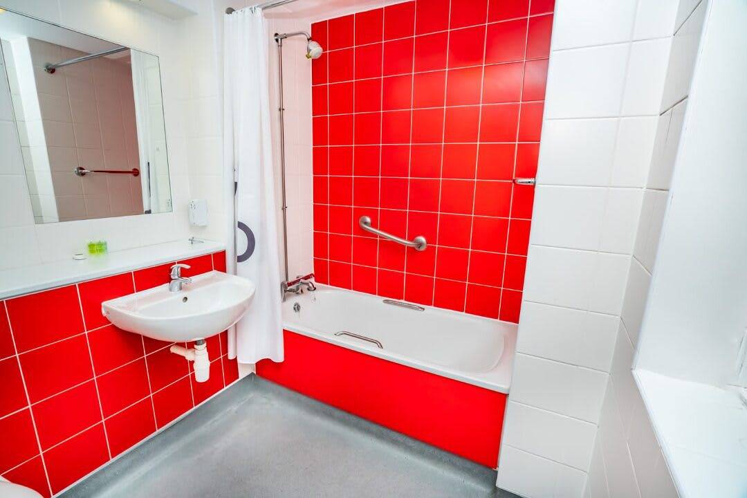 Entire apartment, Combination of 2 Budget En-Suite Rooms w Kitchen in Coventry, Birmingham Area