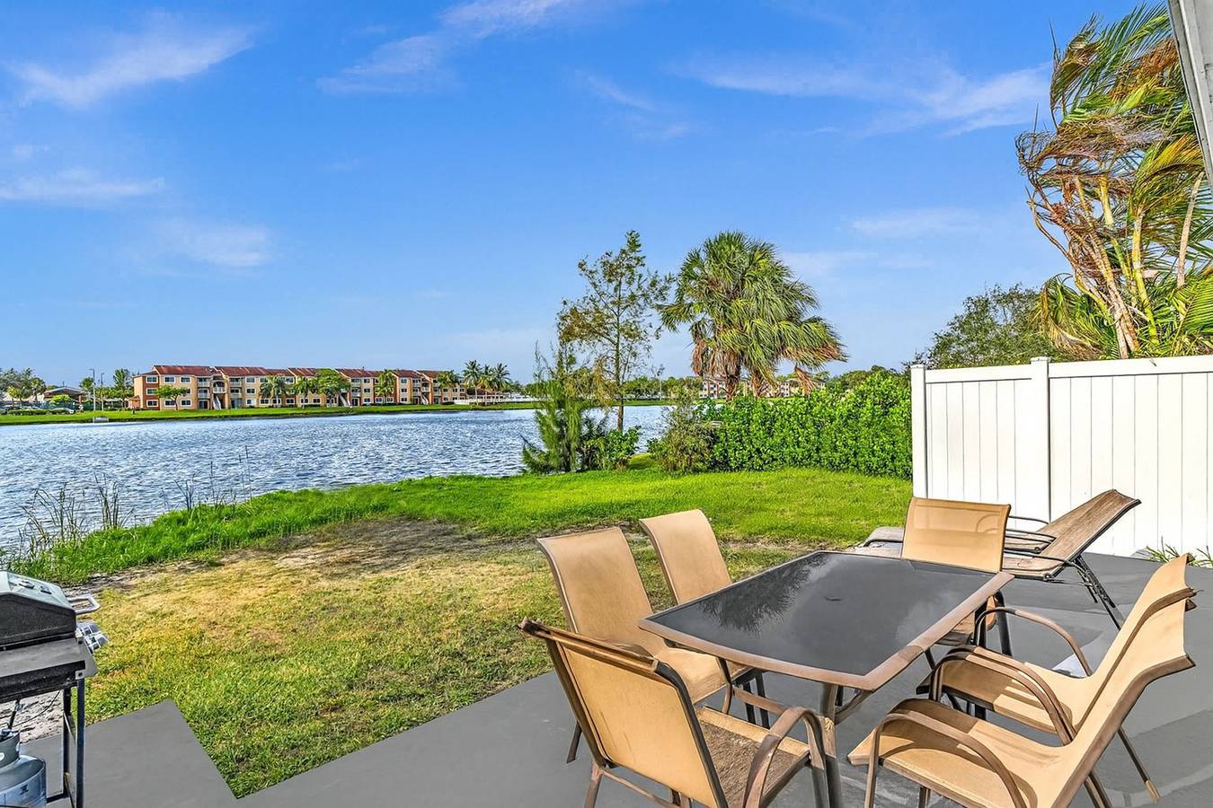 2Br Lakeside Getaway - Peaceful Waterfront Stay in Davie (Florida), Broward County
