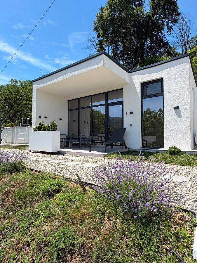 Gîte pour 2 personnes, avec Terrasse et Jardin ainsi que Piscine et Vue sur le lac