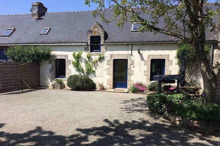 Gîte pour 6 personnes, avec Terrasse ainsi que Jardin et Piscine à Moustoir-Remungol