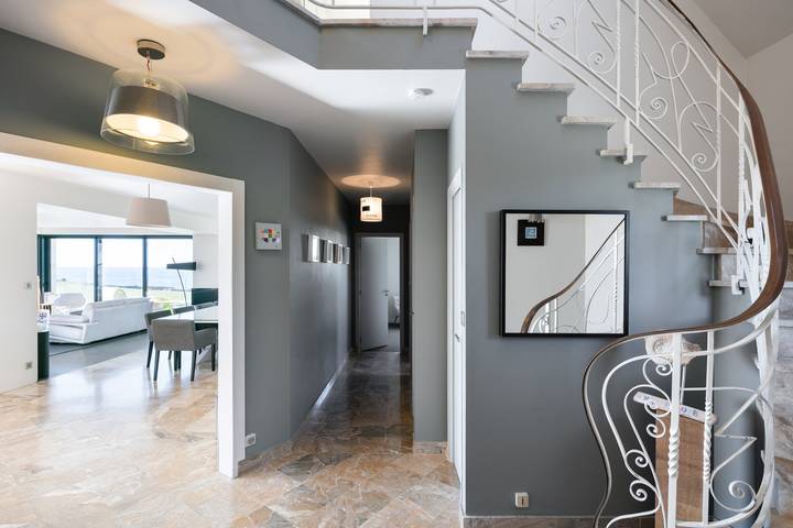 Location de vacances pour 14 personnes, avec piscine ainsi que jardin et balcon dans Plage De La Falaise - 3