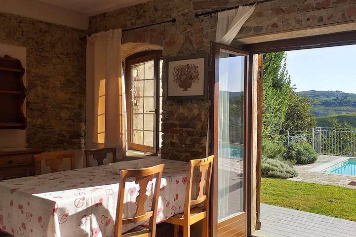 Location de vacances pour 2 personnes, avec Terrasse ainsi que Jardin et Piscine à Serralunga d'Alba