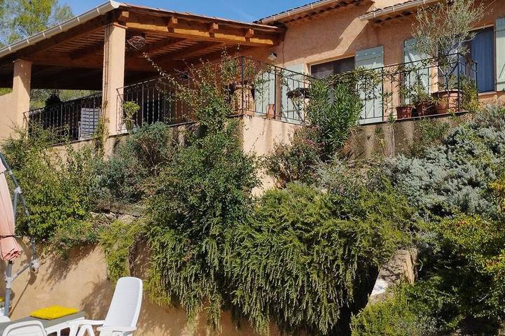 Location de vacances pour 6 personnes, avec balcon et jardin, animaux acceptés à Saint-Antonin-du-Var