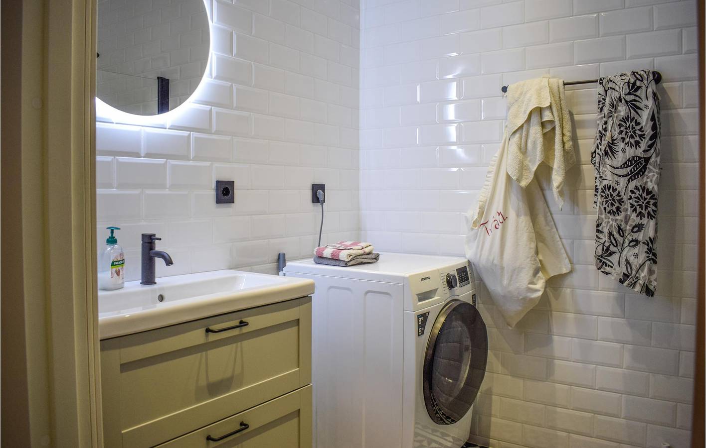 Hel semesterlägenhet, Lägenhet för 6 Personer med trädgård in Öland