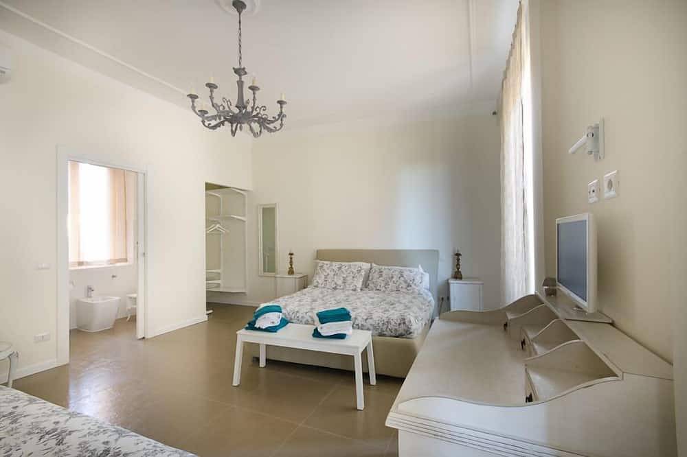 Entire apartment, Central 7 pax apartament Near The Colosseum! in Rome, Rome Province