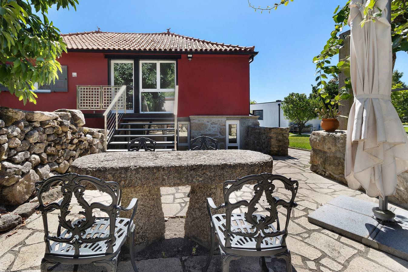 Apartamento inteiro, Apartamento' com vista para a montanha, piscina partilhada e Wi-Fi in Sabadim, Distrito de Viana do Castelo