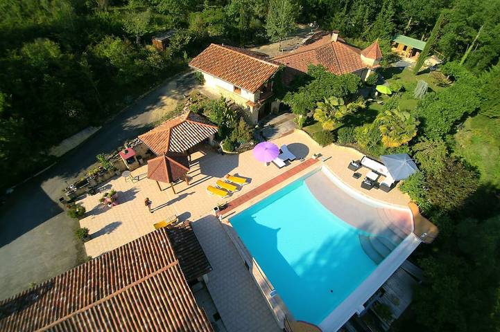 Location de vacances pour 12 personnes, avec Balcon et Jacuzzi ainsi que Jardin et Sauna à Tourdun