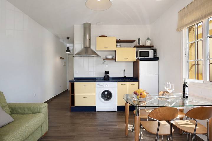 Entire apartment, La Tortuga Playa with Sea View, Pool, Wi-Fi & Garden; Pet-Friendly in Playa de Los Lances, Tarifa