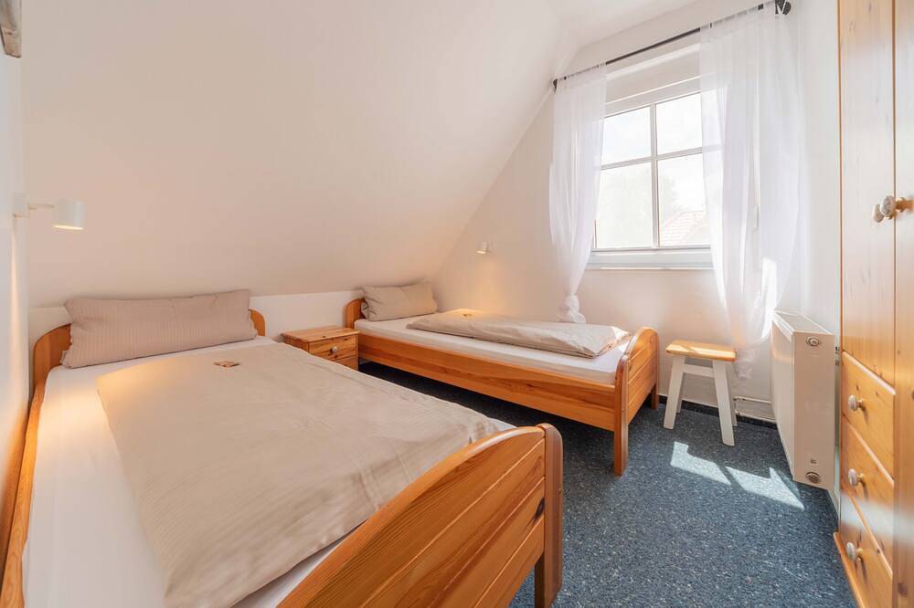 Lüttje Huck Ferienwohnung 1 - mit Seeblick & Sauna in Aurich, Landkreis Aurich