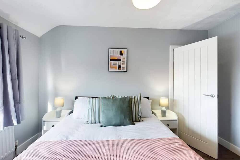 Dodhurst House by Our Home Short Stays in Westhoughton, Bolton