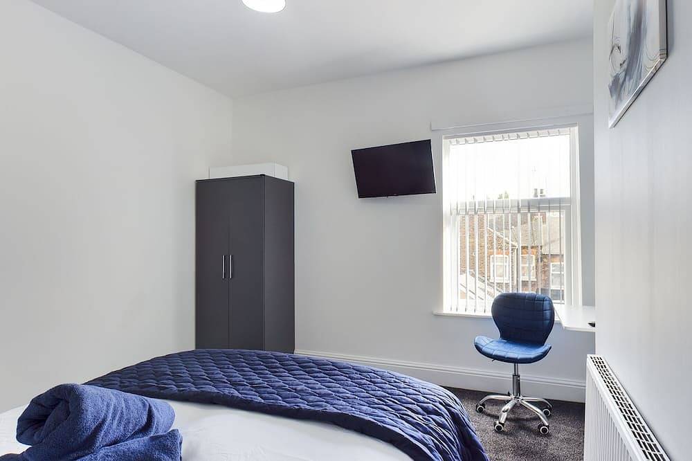 Whitmore House By Rmr Accommodations - Newly Refurbed - Modern -Parking -Central in Stoke-on-Trent, Midlands