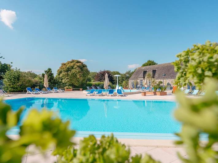 Location de vacances pour 10 personnes, avec bassin pour enfant et piscine ainsi que jacuzzi et terrasse à Taden