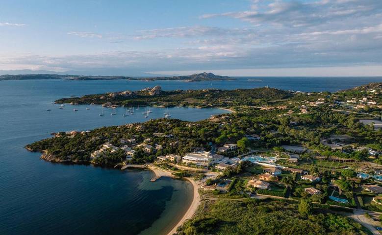 Resort per 3 persone, con Balcone e Terrazza nonché Giardino e Piscina a Arzachena