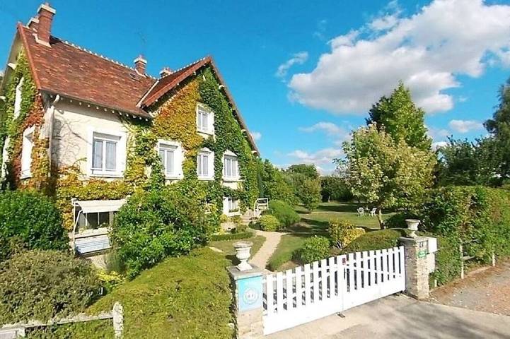 Location de vacances pour 9 personnes, avec Terrasse et Jardin à Saints