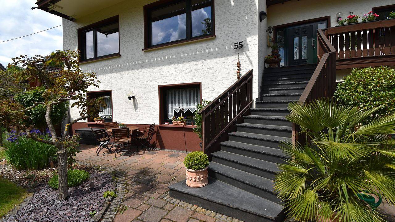 Geheel vakantieappartement, Vakantieappartement voor 4 personen met terras in Ahrbrück, Ahrtal