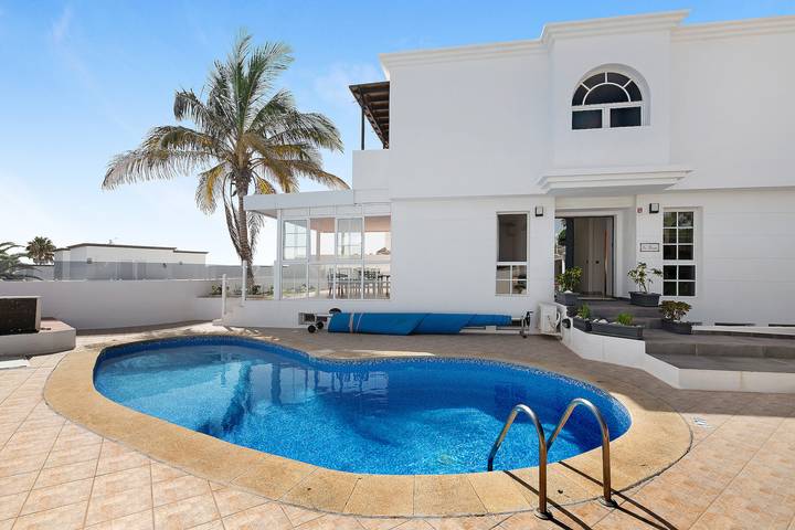 Holiday Home 'La Marina' with Pool, Garden & Wi-Fi in Puerto del Carmen, Tías