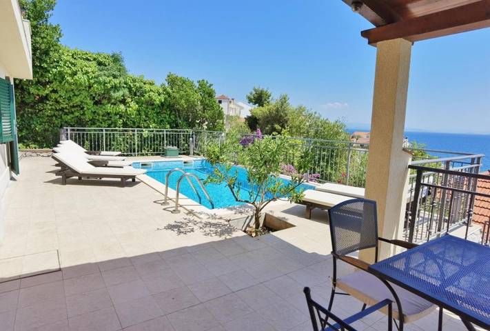 Villa pour 6 personnes, avec vue sur l’océan ainsi que jardin et piscine à Okrug Gornji - 4