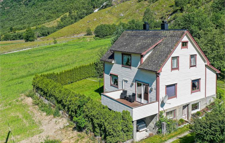 Hus för 6 Personer, med terass och trädgård i Stryn