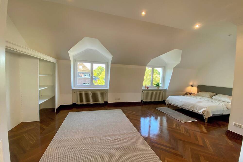 Ganze Wohnung, Großzügige, lichtdurchflutete Loftwohnung mit 2 Terassen und Blick ins Grüne in Krefeld, Niederrhein