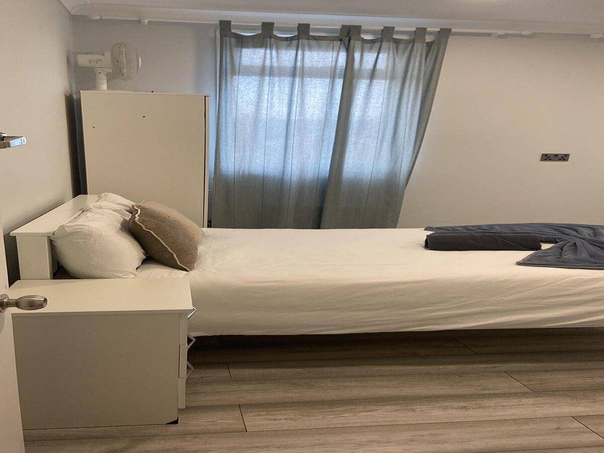 Entire holiday apartment, Apt - Sleeps 2 - Pets Ok - Acton Park & Stn Close in Ealing, London