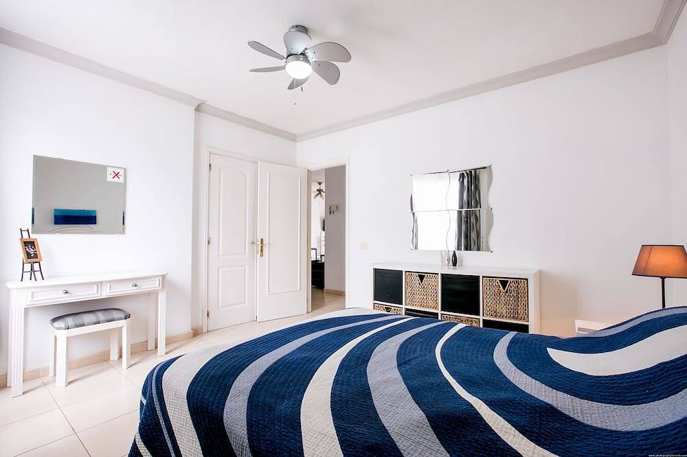 Entire apartment, Los Cristianos - Free Wifi- 2 bed 2 bathroom  Apt  Ground Floor Poolside in Los Cristianos, Arona