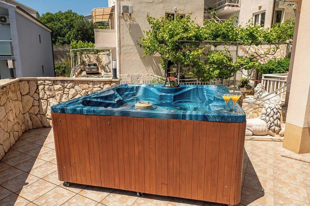 Entire apartment, 202 room with balcony, sea view & hot tub access in Lokva Rogoznica, Split-Dalmatia